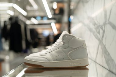 HONG KONG, ÇİN - 07 Aralık 2023: Hong Kong 'daki Saint Laurent mağazasında yakın çekim ayakkabıları sergileniyor.