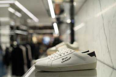 HONG KONG, ÇİN - 07 Aralık 2023: Hong Kong 'daki Saint Laurent mağazasında yakın çekim ayakkabıları sergileniyor.