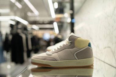 HONG KONG, ÇİN - 07 Aralık 2023: Hong Kong 'daki Saint Laurent mağazasında yakın çekim ayakkabıları sergileniyor.