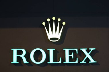 HONG KONG, ÇİN - 07 Aralık 2023: Hong Kong 'da görülen Rolex tabelasının yakın plan çekimi.