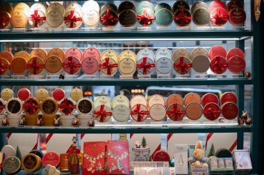 HONG KONG, ÇİN - 07 Aralık 2023: Hong Kong Charbonnel et Walker 'da sergilenen mallar.