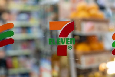 HONG KONG, ÇİN - 07 Aralık 2023: Hong Kong 'da görüldüğü gibi 7-Eleven işaretinin yakın plan çekimi.