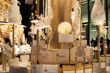 HONG KONG, Çin - 07 Aralık 2023: Hong Kong 'da K11 MÜSEA yakınlarındaki rıhtımda görülen Noel Rüyaları Dior Atlıkarınca.
