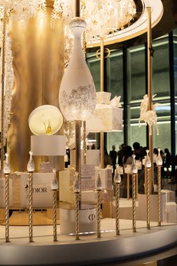 HONG KONG, Çin - 07 Aralık 2023: Hong Kong 'da K11 MÜSEA yakınlarındaki rıhtımda görülen Noel Rüyaları Dior Atlıkarınca.