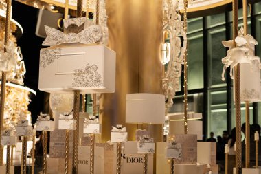 HONG KONG, Çin - 07 Aralık 2023: Hong Kong 'da K11 MÜSEA yakınlarındaki rıhtımda görülen Noel Rüyaları Dior Atlıkarınca.