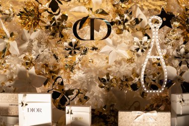 HONG KONG, Çin - 07 Aralık 2023: Hong Kong 'da K11 MÜSEA yakınlarındaki rıhtım güvertesi Dior Noel ağacının yakın çekimi.