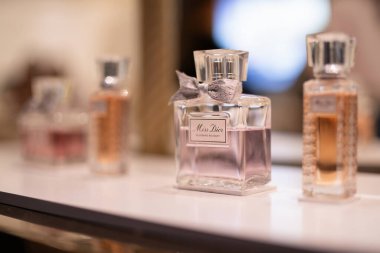 HONG KONG, ÇİN - 07 Aralık 2023: K11 Müzesi, Hong Kong 'da Bayan Dior' un parfümlerinin yakın çekimi sergilenmektedir..