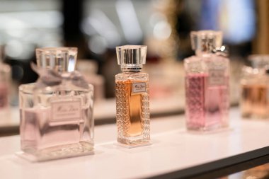 HONG KONG, ÇİN - 07 Aralık 2023: K11 Müzesi, Hong Kong 'da Bayan Dior' un parfümlerinin yakın çekimi sergilenmektedir..