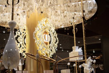 HONG KONG, Çin - 07 Aralık 2023 K11 Müzesi, Hong Kong 'da Hristiyan Dior imzası.