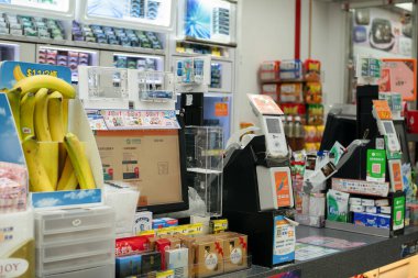 HONG KONG, ÇİN - 07 Aralık 2023: Hong Kong 'daki 7-Eleven bakkalında ödeme terminali.
