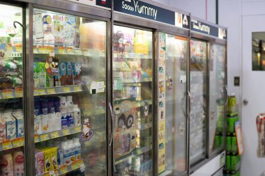 HONG KONG, ÇİN - 07 Aralık 2023: Hong Kong 'daki 7-Eleven bakkalının içi.