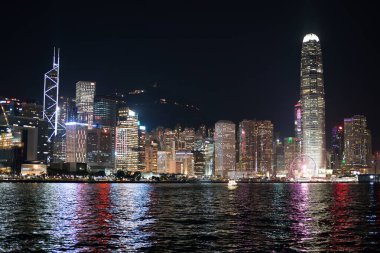 HONG KONG, ÇİN - 07 Aralık 2023: Hong Kong Adası silueti Victoria Limanı 'ndan izlendi.