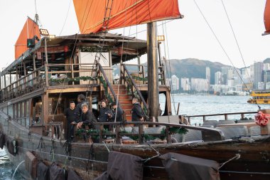 HONG KONG, ÇİN - 07 Aralık 2023: Victoria Limanı, Hong Kong 'da görülen Aqua Luna II' nin yakın çekimi.