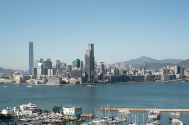 HONG KONG, ÇİN - 07 Aralık 2023: Tsim Sha Tsui rıhtımının gündüz manzarası.