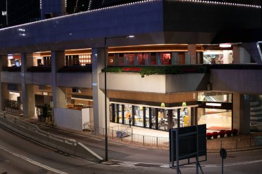 HONG KONG, ÇİN - 07 Aralık 2023: Hong Kong 'daki McDonalds sokak manzarası.