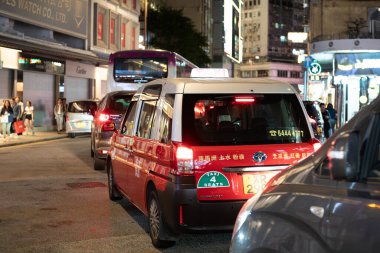 HONG KONG, ÇİN - 07 Aralık 2023: Hong Kong 'da gece vakti kırmızı bir taksi.