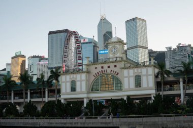 HONG KONG, ÇİN - 07 Aralık 2023: Hong Kong 'daki 4. nesil Star Ferry Rıhtımı' nın kuzey cephesi.