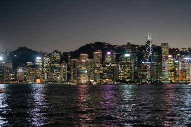 HONG KONG, ÇİN - 07 Aralık 2023: Tsim Sha Tsui 'den Hong Kong Adası gece görüntüsü.