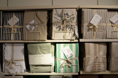 HONG KONG, ÇİN - 07 Aralık 2023: Hong Kong 'daki H ve M mağazasında satılık.