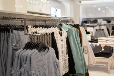 HONG KONG, ÇİN - 07 Aralık 2023: Hong Kong 'daki H ve M mağazasında satılık çeşitli kıyafetler.