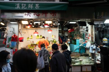 HONG KONG, ÇİN - 06 Aralık 2023: Hong Kong 'daki bir dükkanda satılık meyveler.