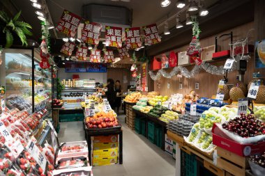 HONG KONG, ÇİN - 06 Aralık 2023: Hong Kong 'daki bir dükkanda satılık meyveler.