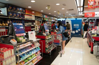 HONG KONG, ÇİN - 06 Aralık 2023: Hong Kong 'daki Hoşgeldin süpermarketinin iç çekimi.