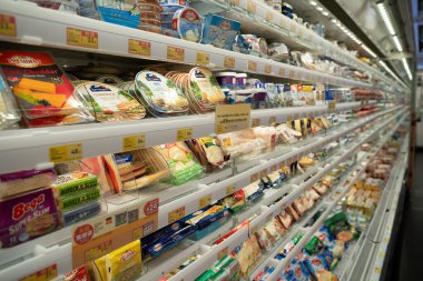 HONG KONG, ÇİN - 06 Aralık 2023: Hong Kong 'daki karşılama süpermarketinde satılık ürünler.
