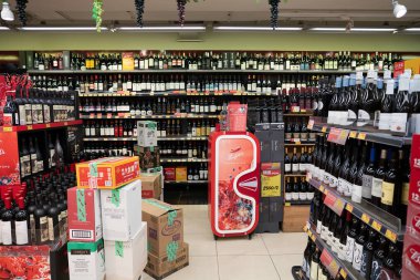 HONG KONG, ÇİN - 06 Aralık 2023: Hong Kong 'daki hoş geldin süpermarketinde şarap şişeleri sergileniyor.