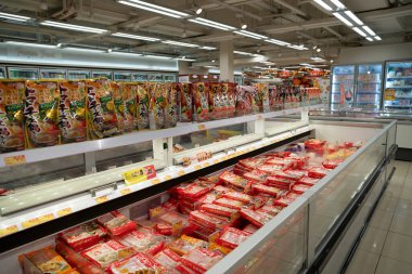 HONG KONG, ÇİN - 06 Aralık 2023: Hong Kong 'daki karşılama süpermarketinde satılık ürünler.