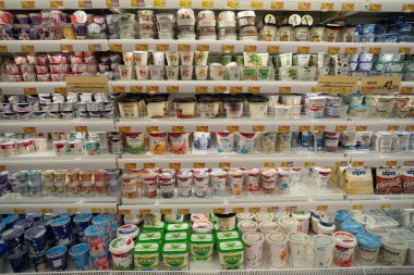 HONG KONG, ÇİN - 06 Aralık 2023: Hong Kong 'daki karşılama süpermarketinde satılık ürünler.
