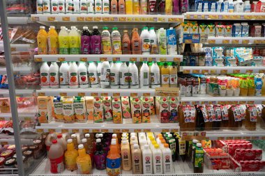 HONG KONG, ÇİN - 06 Aralık 2023: Hong Kong 'daki karşılama süpermarketinde satılık ürünler.