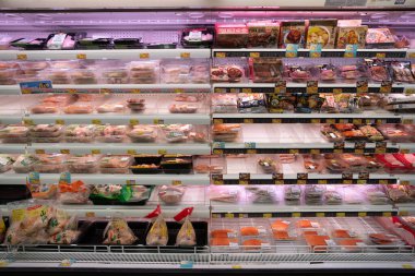 HONG KONG, ÇİN - 06 Aralık 2023: Hong Kong 'daki karşılama süpermarketinde satılık ürünler.