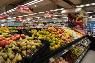 HONG KONG, ÇİN - 06 Aralık 2023: Hong Kong 'daki hoş geldin süpermarketinde satılık meyveler.