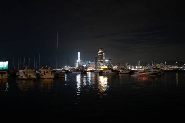 HONG KONG, ÇİN - 06 ARALIK 2023 GECE Hong Kong kentsel manzarası.