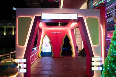 HONG KONG, ÇİN - 06 Aralık 2023: Harbour City 'nin Merry Spacemas açık hava bölgesi. Liman şehri Tsim Sha Tsui, Kowloon 'da bir alışveriş merkezidir..