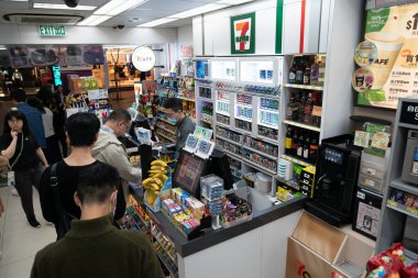HONG KONG, ÇİN - 06 Aralık 2023: Hong Kong 'daki 7-Eleven bakkalının içi.