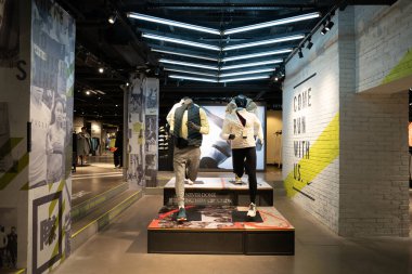HONG KONG, ÇİN - 06 Aralık 2023: Hong Kong 'daki Nike mağazasında giyilmiş mankenler sergileniyor.