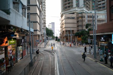 HONG KONG, ÇİN - 06 Aralık 2023: çift katlı tramvaydan görüldüğü üzere Hong Kong şehir manzarası.