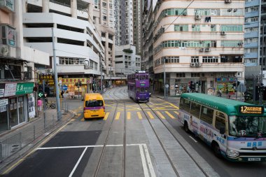 HONG KONG, ÇİN - 06 Aralık 2023: çift katlı tramvaydan görüldüğü üzere Hong Kong şehir manzarası.
