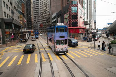 HONG KONG, ÇİN - 06 Aralık 2023: çift katlı tramvaydan görüldüğü üzere Hong Kong şehir manzarası.