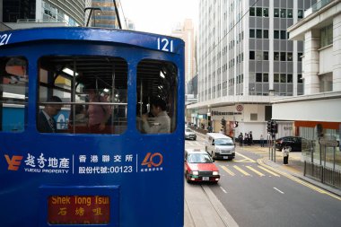 HONG KONG, ÇİN - 06 Aralık 2023: Hong Kong 'daki çift katlı tramvayın yakın çekimi.