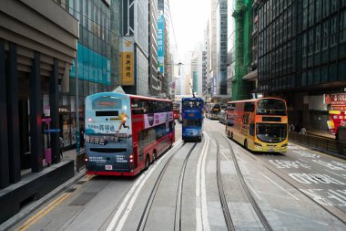 HONG KONG, ÇİN - 06 Aralık 2023: çift katlı tramvaydan görüldüğü üzere Hong Kong şehir manzarası.