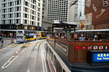 HONG KONG, ÇİN - 06 Aralık 2023: Hong Kong 'daki çift katlı tramvaydan görüldüğü gibi.