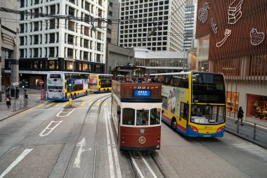 HONG KONG, ÇİN - 06 Aralık 2023: Hong Kong 'daki çift katlı tramvaydan görüldüğü gibi.