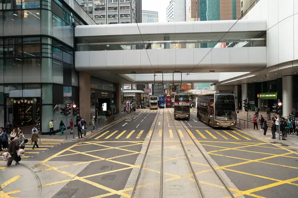 HONG KONG, ÇİN - 06 Aralık 2023: çift katlı tramvaydan görüldüğü üzere Hong Kong şehir manzarası.