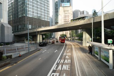 HONG KONG, ÇİN - 06 Aralık 2023: çift katlı tramvaydan görüldüğü üzere Hong Kong şehir manzarası.