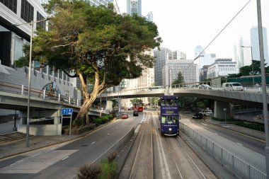 HONG KONG, ÇİN - 06 Aralık 2023: çift katlı tramvaydan görüldüğü üzere Hong Kong şehir manzarası.