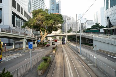 HONG KONG, ÇİN - 06 Aralık 2023: çift katlı tramvaydan görüldüğü üzere Hong Kong şehir manzarası.