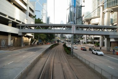 HONG KONG, ÇİN - 06 Aralık 2023: çift katlı tramvaydan görüldüğü üzere Hong Kong şehir manzarası.